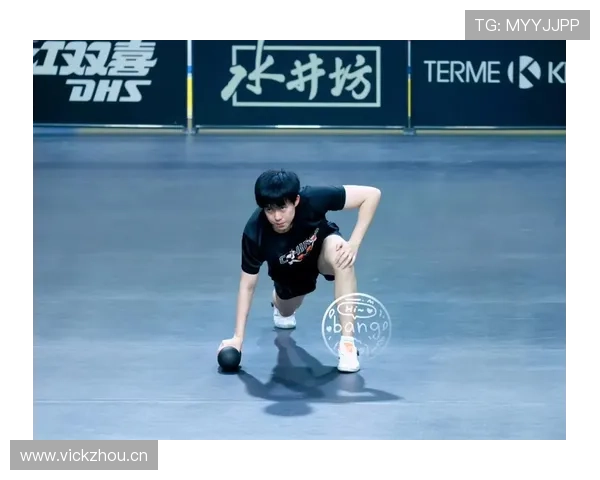 王楚钦训练完直接拎着爱马仕去吃路边摊？