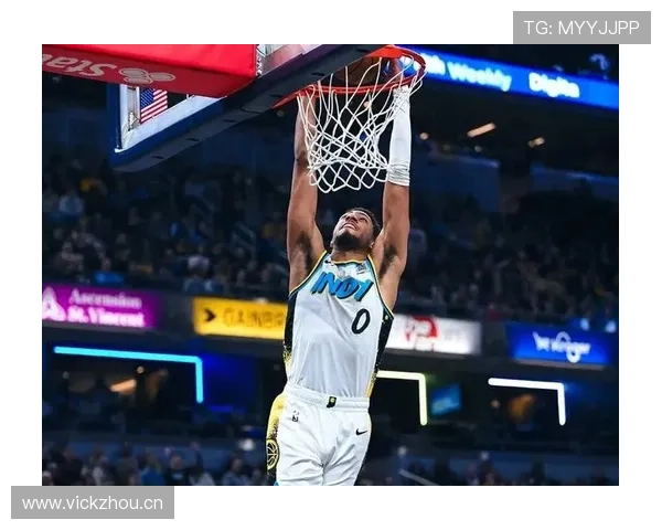 西亚卡姆通过背身单打拉开防守空间，提升球队关键时刻得分效率