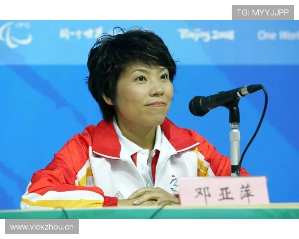 邓亚萍出门那一身打扮，手上的小包像拍卖会展品——我和旁边人都愣住了